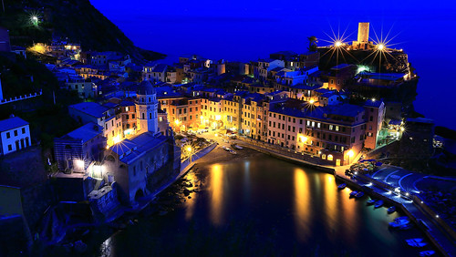 Shall we dance? ~ Night Aerial view @ Vernazza of the Cinque Terre 五鄉地(五漁村) ~