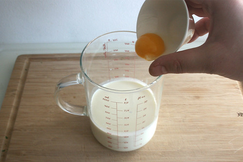 17 - Eigelb hinzufügen / Add egg yolk