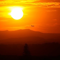 {Sat 29 Nov 2014} #Saturday night #sunset in #PortMacquarie, with #QantasLink flight #QF2178 from Sydney #SYD to Port Macquarie #PQQ (#DeHavilland/#Bombardier #Dash8) arriving. #Sun #plane #Qantas #AvGeek #Aviation #InstagramAviation #NewSouthWales #Visit