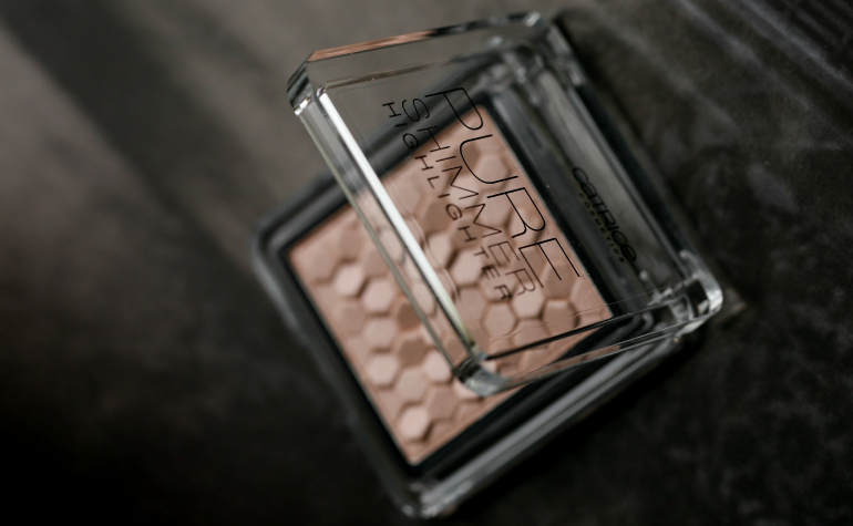 Catrice Nude Purism Pure Shimmer Highlighter, fashion is a party, beautyblog, fashion blogger, catrice highlighter, catrice nude purism highlighter, Catrice Nude Purism Pure Shimmer Highlighter review, catrice nude purism review, catrice nude purism collectie