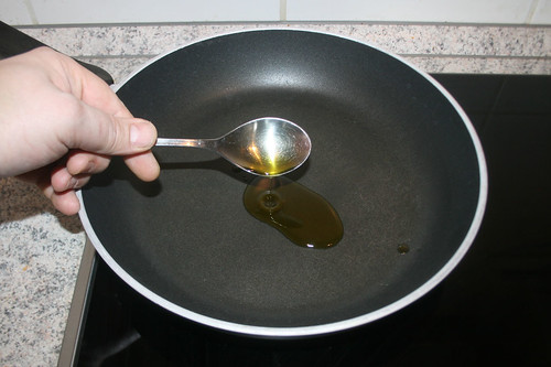 20 - Olivenöl in Pfanne erhitzen / Heat up olive oil in pan