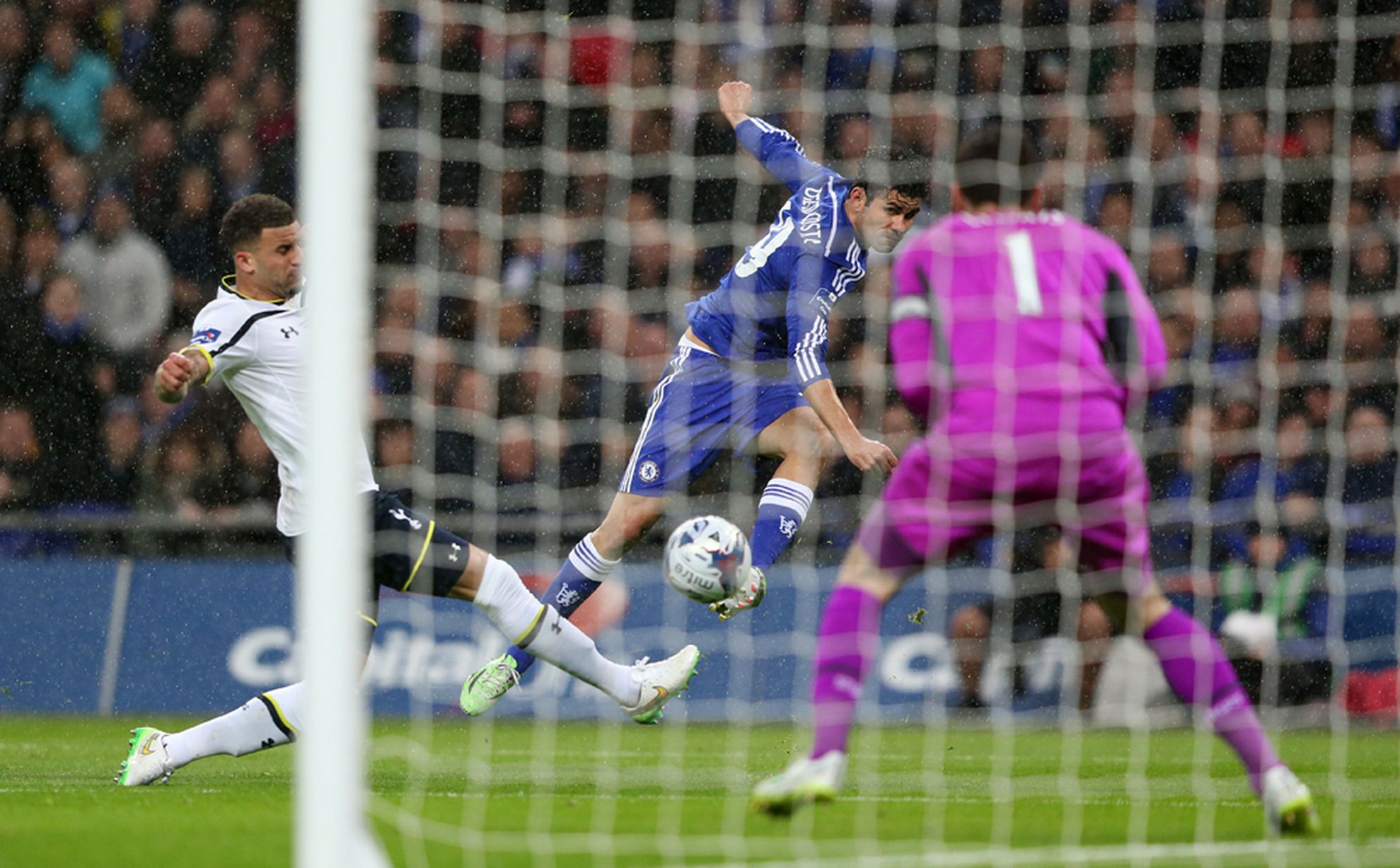 150301_ENG_Chelsea_v_Tottenham_Hotspur_2_0_ESP_Diego_Costa_scores_second
