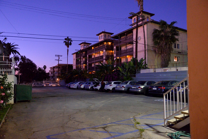 【Budget Inn Hollywood】飯店後方的停車場，十分寬敞