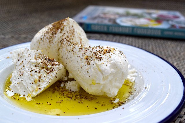 How To Make Your Own Labneh with Olive Oil & Za'atar | www.rachelphipps.com @rachelphipps