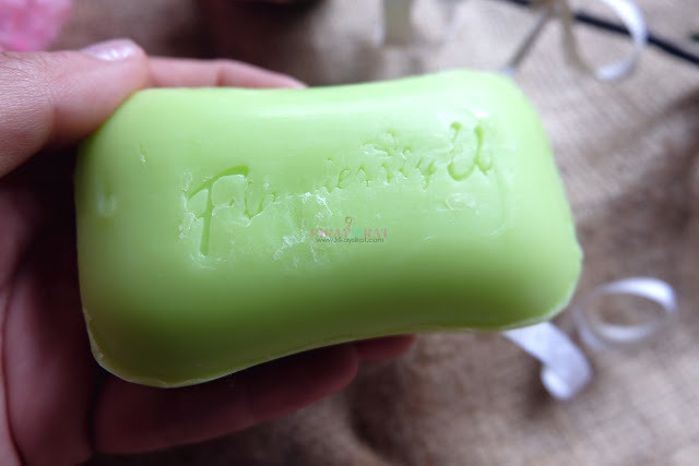 flawlessly-u-whitening-soap-review-extract-4