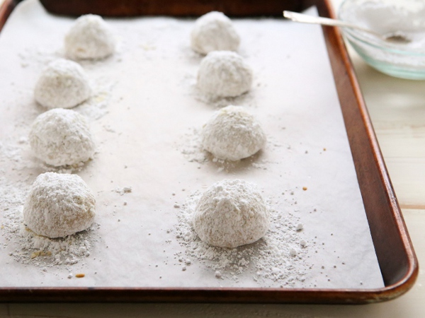 Walnut Snowball Cookies & a Food Processor Giveaway