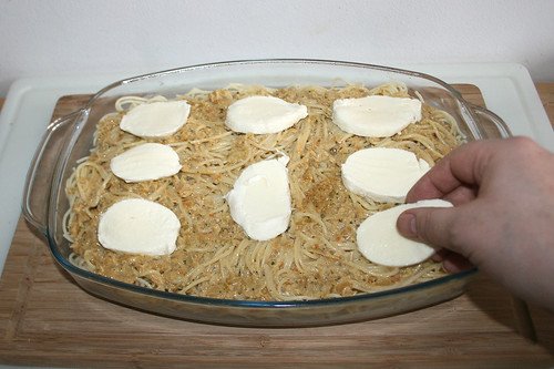 31 - Verbleibende Mozzarellascheiben auflegen / Add remaining mozzarella slices