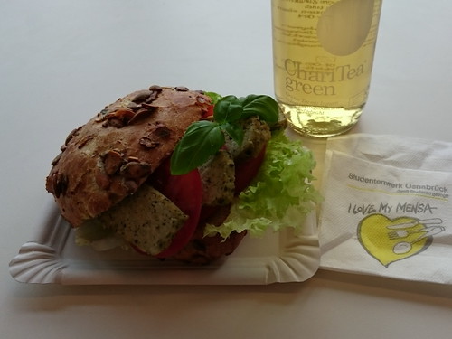 Mit Basilikum-Tofu und Tomaten belegtes Körnerbrötchen in der Café Lounge Westerberg des Studentenwerks Osnabrück