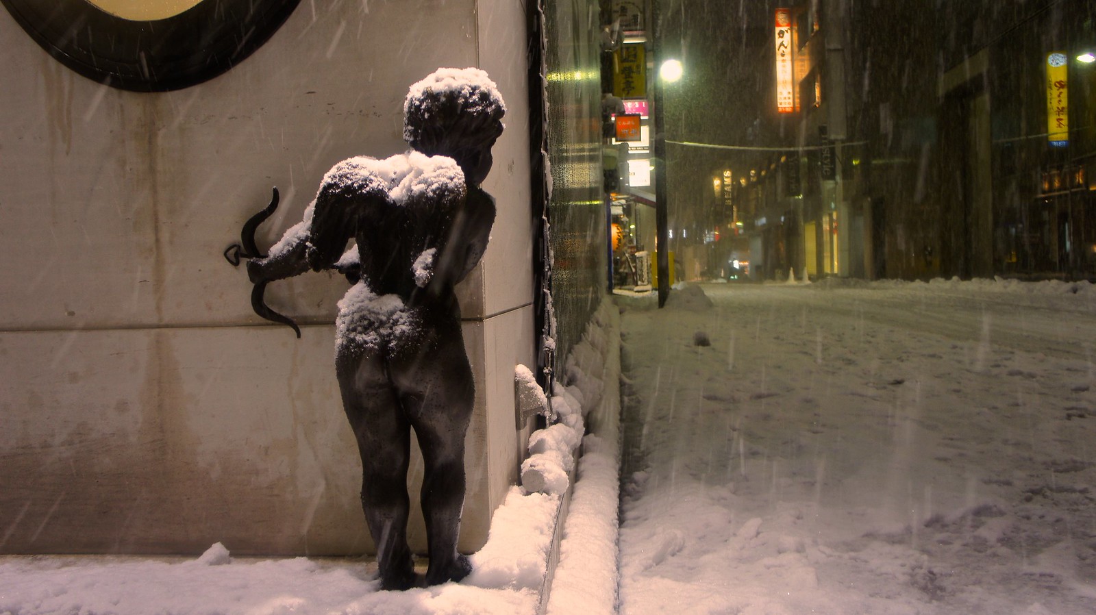 Ginza in Snow : Cupid waiting to shoot in coooooold weather