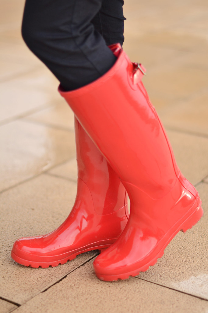 Look con botas de agua para llevar en días lluviosos
