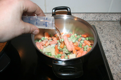 34 - Wasser zum Gemüse hinzufügen / Add water to vegetables