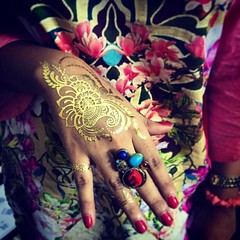 The perfect henna flashtattoos for the perfect weekend party Designed by:  @sarashenna Item: #vintagelovesarashenna #anoush #anoushtattoos #summer #partytattoo #paisley #paisleytattoo #hennaart #goldhenna #designerhenna #hkig #hkigstore #hkigshop #hkiger