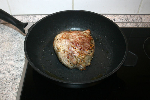 25 - Schweinebraten scharf rundherum anbraten / Sear pork roast