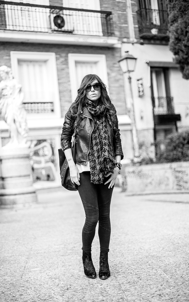 street style barbara crespo tongue and lips shirt rolling stones sender boots red scarf leather jacket fashion blogger outfit blog de moda