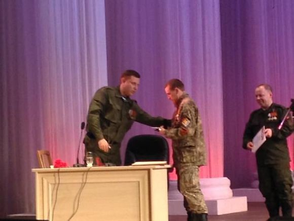 2015年2月24日，頓涅茨克人民共和國最高領袖紮哈爾琴科授予摩托羅拉等人共和國英雄勳章。