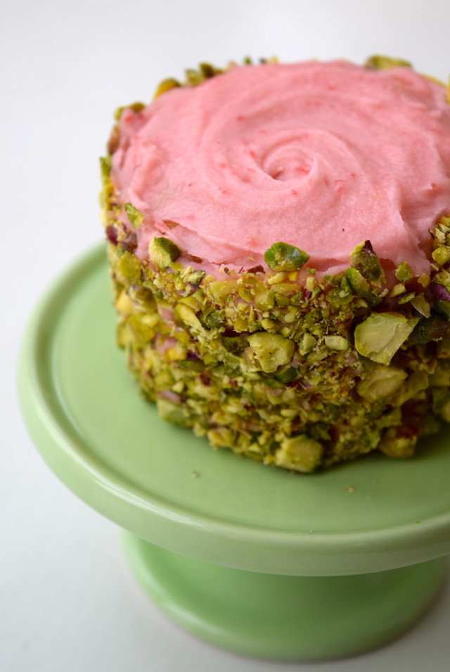 Mini Cakes with Fresh Strawberry Buttercream | www.rachelphipps.com @rachelphipps