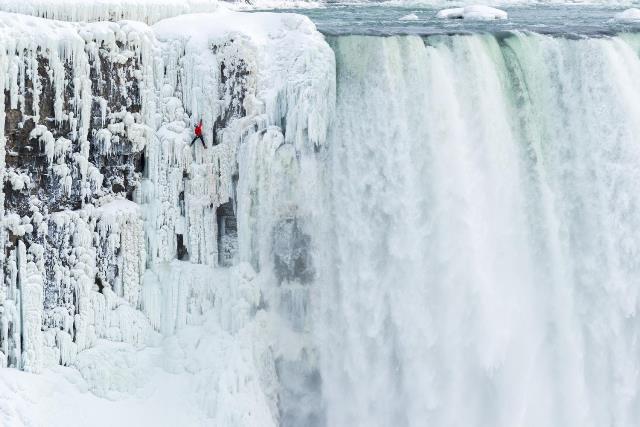 Will Gadd hace historia ascendiendo Cataratas del Niagara_Foto_Greg Mionske
