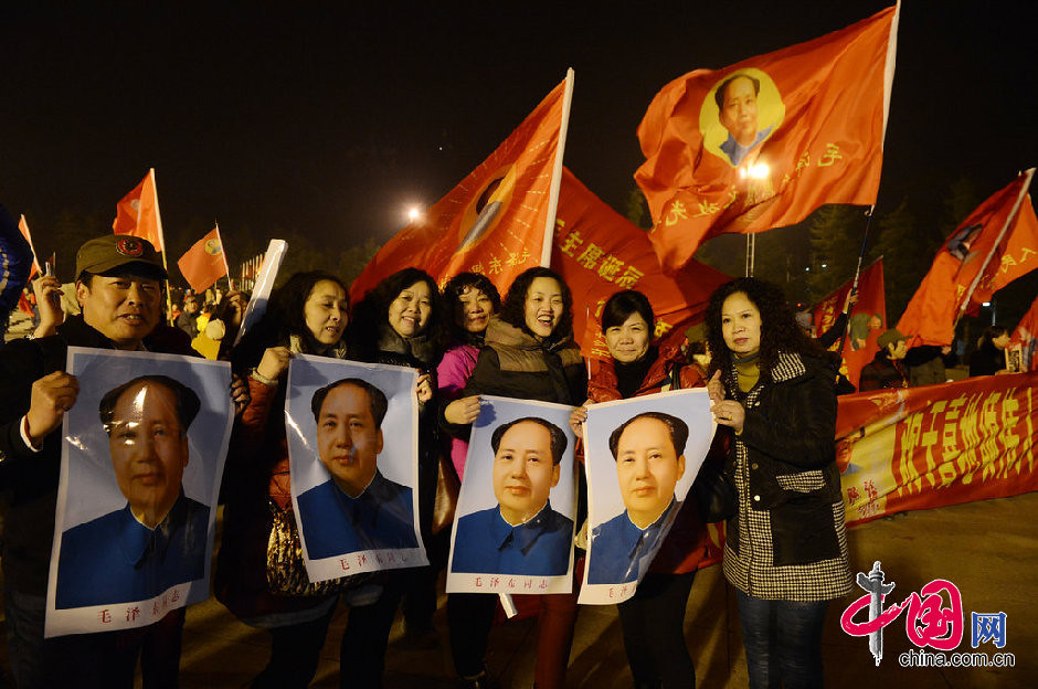 2014年12月26日零点，韶山毛泽东广场近10万各地群众欢欢喜喜，共同迎来毛泽东同志诞辰121周年纪念日。