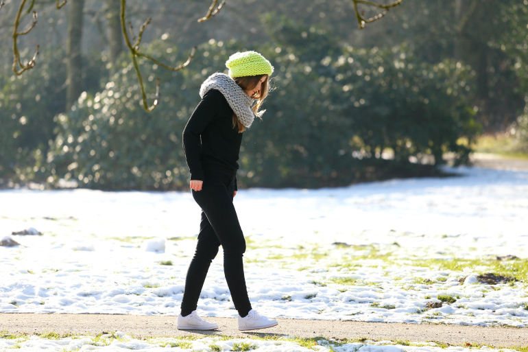 lime beanie, chunky beanie, river island beanie, & other stories, nike son of force, vanharen nike sneakers, cheap monday tube scarf, cheap monday diagonal scarf, sporty, winter outfit, sneeuw, outfit sneeuw, fashion is a party outfits, warme truiendag, zwarte broek, groene beanie, warme sjaal, dikke sjaal, grijze sjaal, cirkelsjaal, nike air force 1