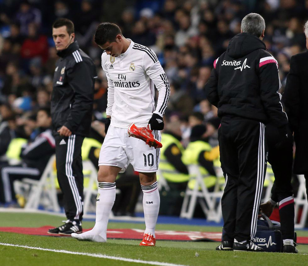 150204_ESP_Real_Madrid_v_Sevilla_2_1_COL_James_Rodriguez_injury