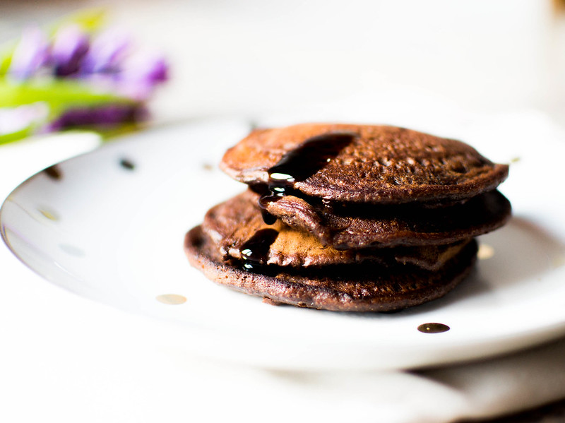 Healthy + Vegan Brownie Batter Pancakes
