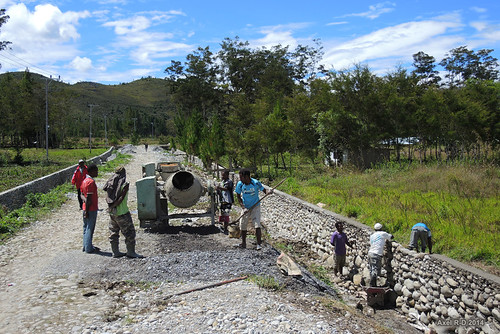 indonesia construction route papua personnes baliemvalley