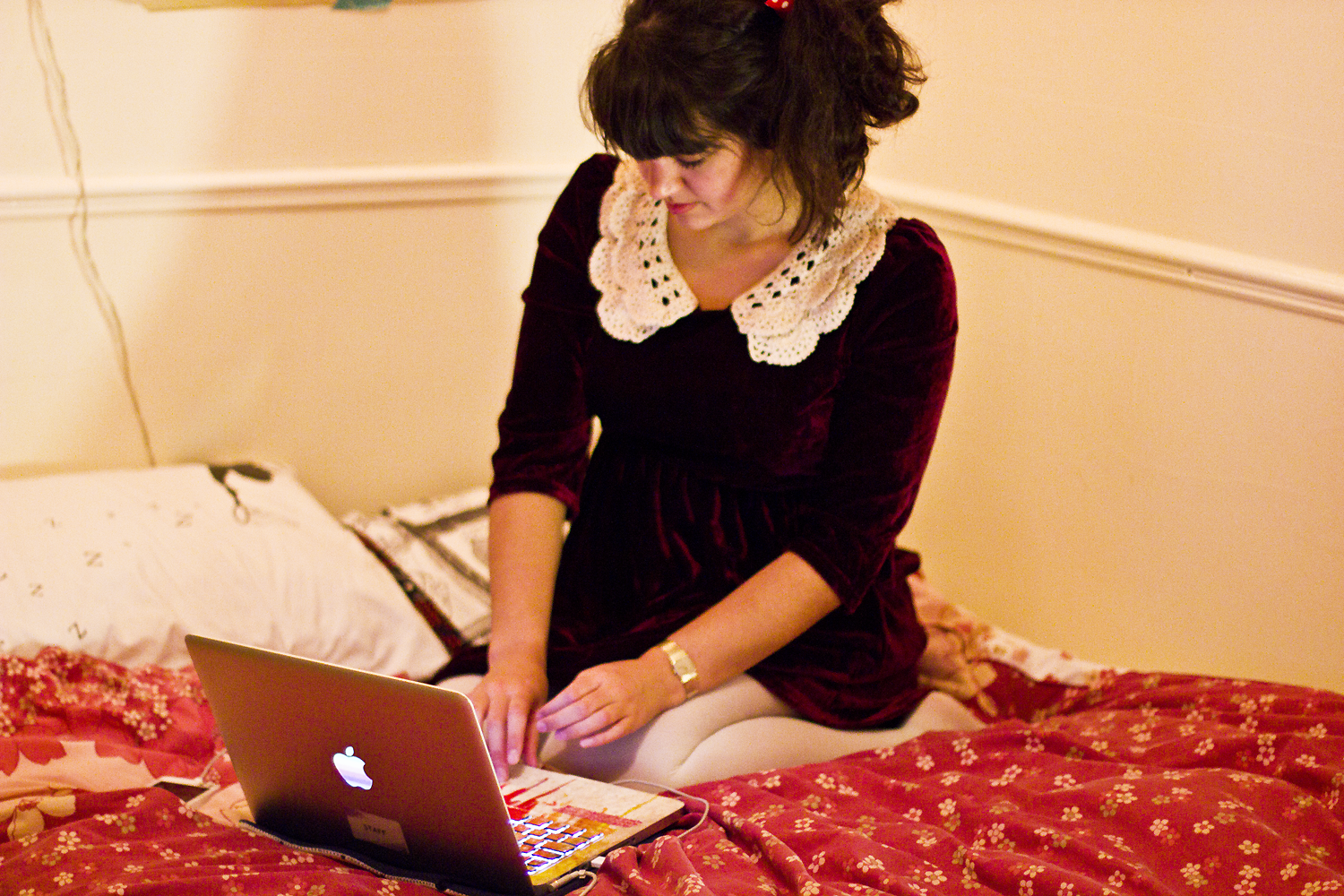computer laptop apple girl working career tapeparade blog blogging