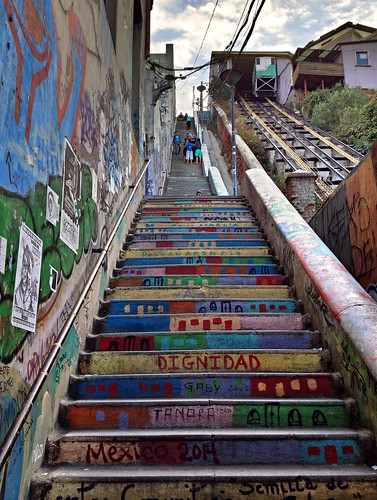chile street city english beautiful stairs contrast photography lights valparaiso luces calle ancient colorful artist foto shadows view picture colores hills escalera hermoso cerros hermosa valparaíso hdr reflejos endless iphone colorido callejero nuves