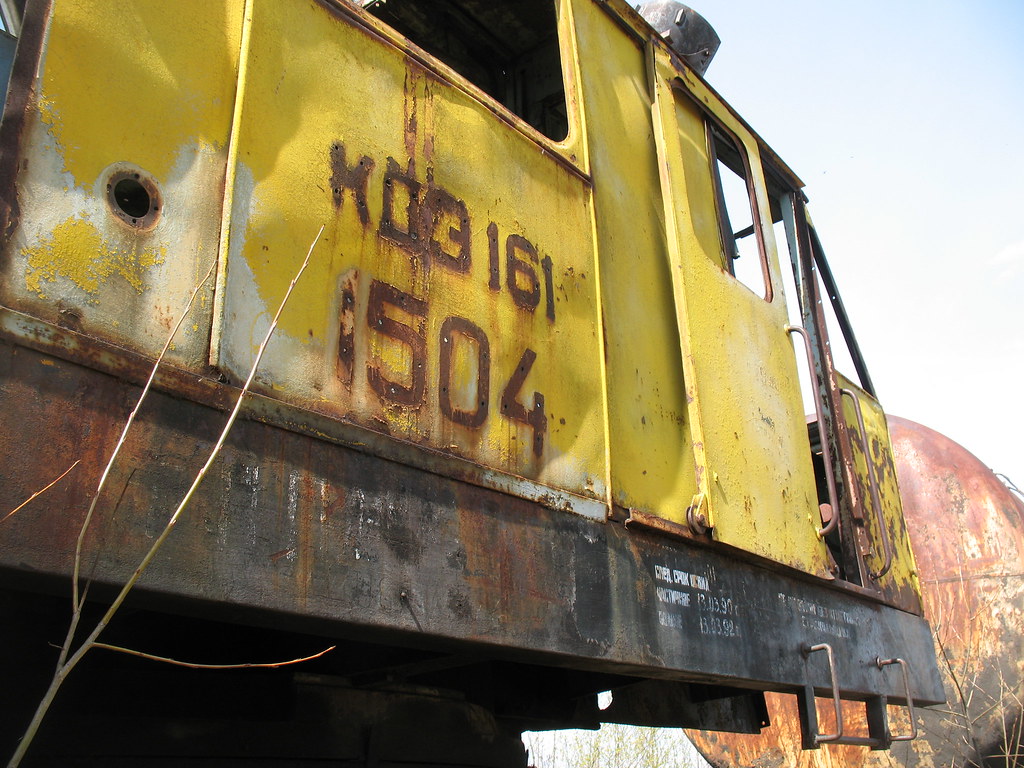 Заброшенный железнодорожный кран КДЭ161-1504 на бывшей базе запаса Александров