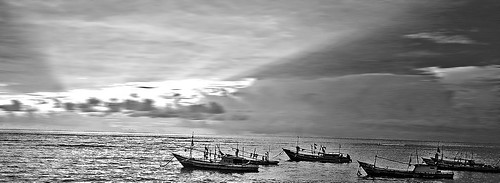 sunset beach clouds boat awan fishingboat perahu pantai afterglow bengkulu perahunelayan mataharitenggelam tapakpaderi pantaitapakpaderi tapakpaderibeach