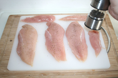23 - Hähnchenbrustfilets mit Pfeffer & Salz würzen / Season chicken breasts with pepper & salt