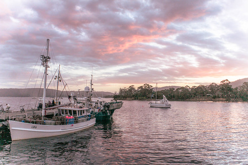 sunset sea orange water canon boat sundown 55mm tasmania margate 18mm