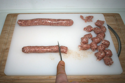 11 - Bratwurst entdarmen in Stücke schneiden / Remove skin and cut sausage in pieces