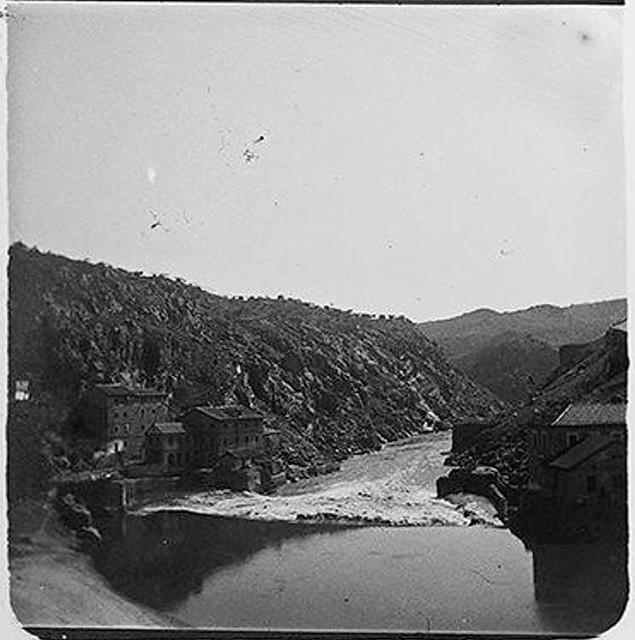 Torno del Tajo visto desde el Puente de Alcántara en 1900. Fotografía de Augusto T. Arcimis © Fototeca del IPCE, MECD. Signatura ARC-0730_P