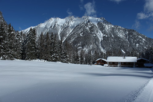 nature suisse hiver bleu arbres neige nuages chalets valais montagnes sapins champexlac valdarpète
