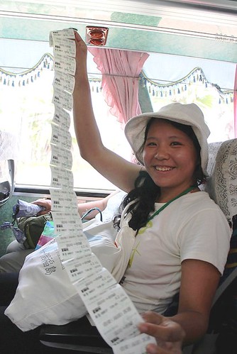 2014年雲遊山海工作假期，志工搭乘大眾交通工具移動。工作人員秀出一長串車票。圖片來源：台灣環境資訊協會