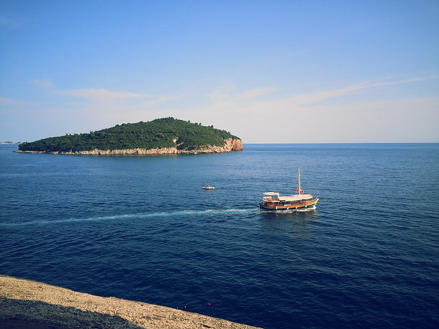 bateau près de l'île de Lokrum, au large de Dubrovnik