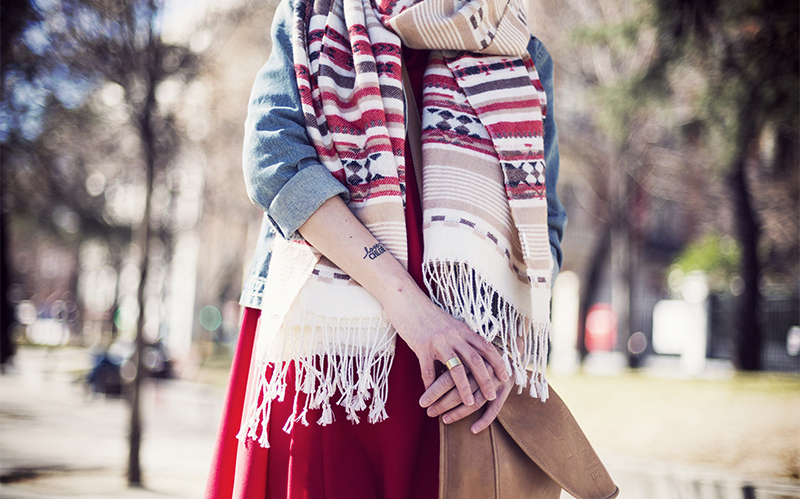 street style barbara crespo ethnic scarf red dress paseo recoletos fashion blogger outfit blog de moda loewe howsty