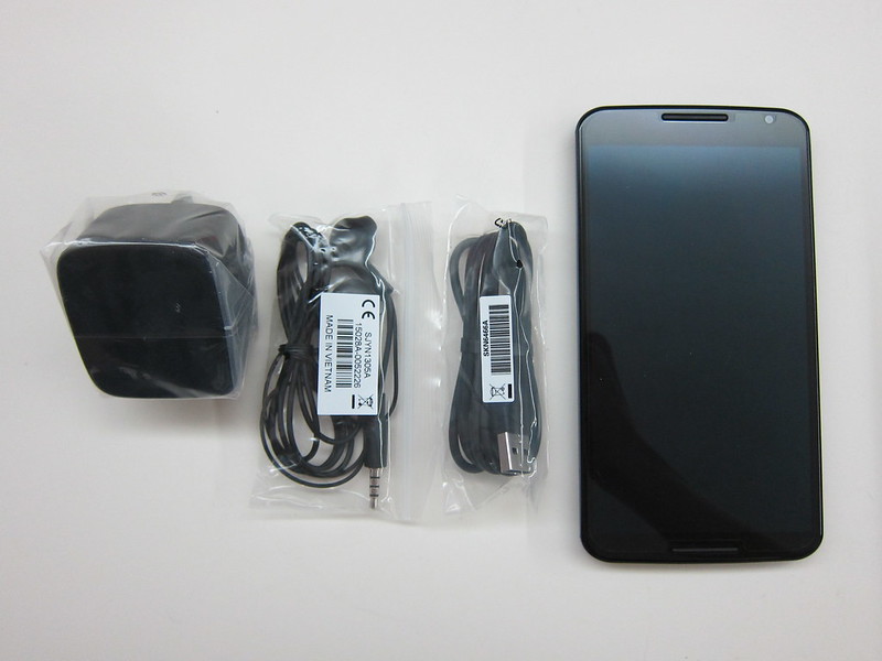Nexus 6 - Box Contents (Accessories + Phone)