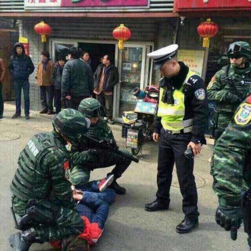 雪豹威武-司机北京冲撞交警被抓