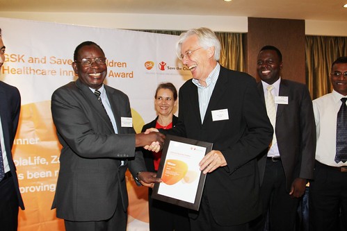 Simon Berry receives the GSK and Save The Children Award from Dr Kasonde, Hon Minister of Health, Zambia