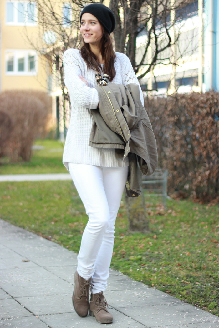 Outfit_All_White_Jeans_Parka 05