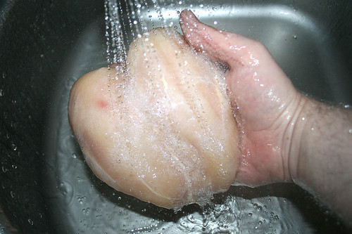 11 - Hähnchenbrust waschen / Wash chicken breast
