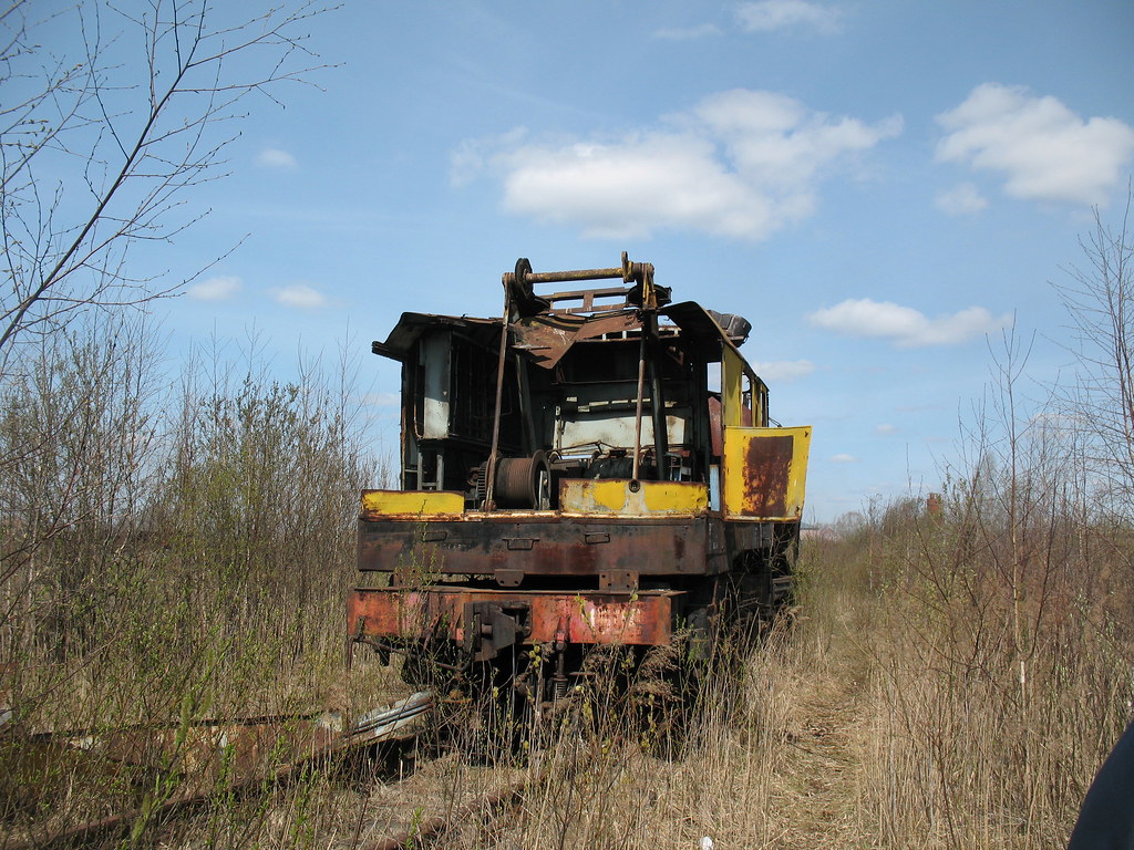 Заброшенный железнодорожный кран КДЭ161-1504 на бывшей базе запаса Александров