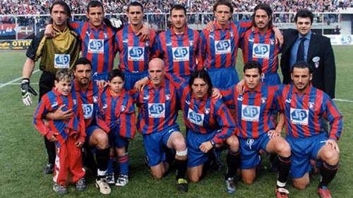Una formazione rossazzurra della stagione 1998/99