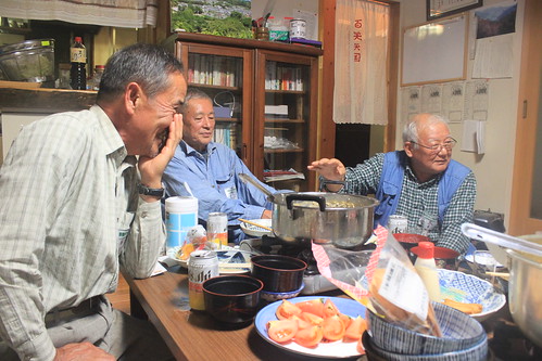與日本志工伙伴交流中。由左至右為，新開先生、山本先生、三木先生。攝影：黃苑蓉