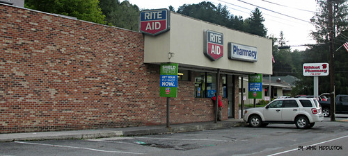 retail shopping pharmacy drugstore pound riteaid retailer