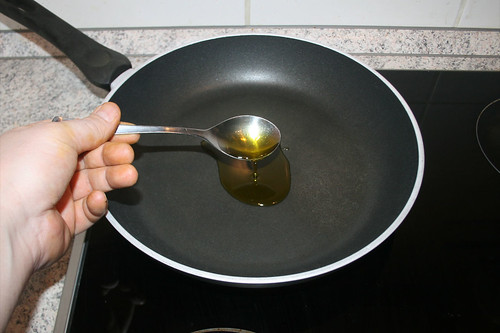 13 - Olivenöl in Pfanne erhitzen / Heat up olive oil in pan
