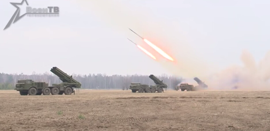 “新俄羅斯聯軍”炮兵部隊“龍卷風”多管遠程火箭炮群齊射，對烏政府軍機械化部隊實施遠程火力覆蓋。