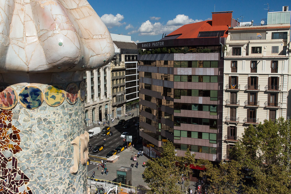 Вид из Дома Бальо в Барселоне